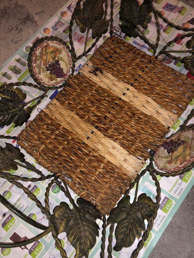 Centrotavola in ferro battuto e vimini con disegn