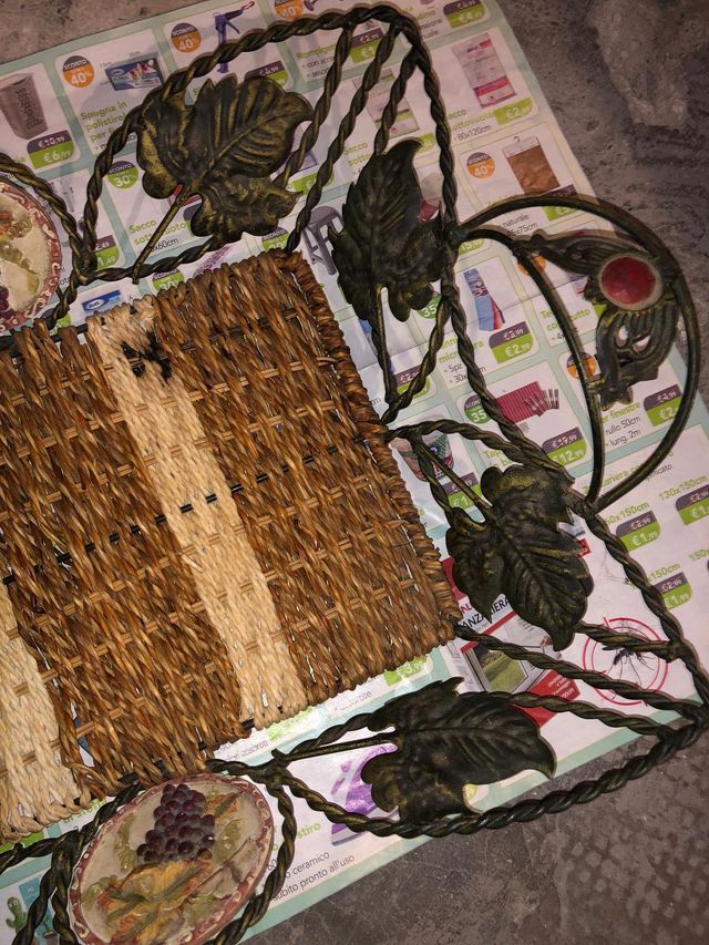 Centrotavola in ferro battuto e vimini con disegn