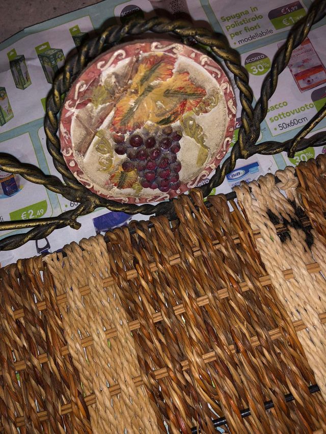 Centrotavola in ferro battuto e vimini con disegn