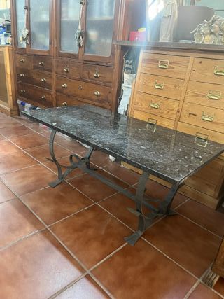 Antigua mesa de mármol y hierro 103 x 53 x 46 cm