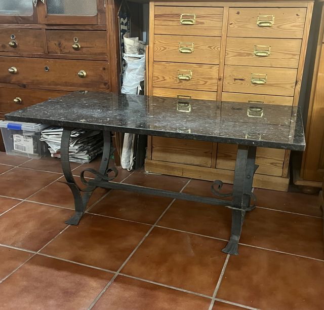 Antigua mesa de mármol y hierro 103 x 53 x 46 cm