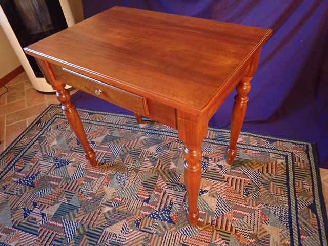 Elegante tavolino in legno noce massello