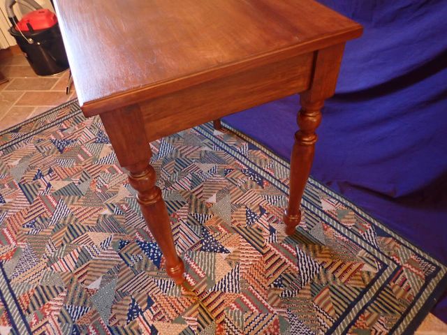 Elegante tavolino in legno noce massello