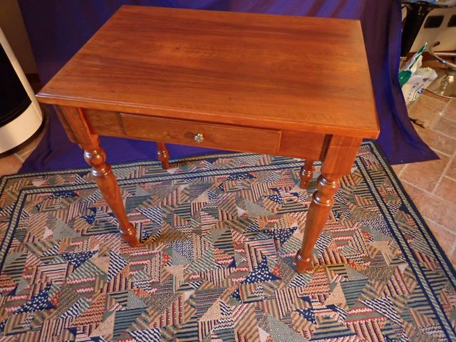 Elegante tavolino in legno noce massello