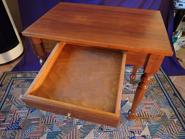 Elegante tavolino in legno noce massello