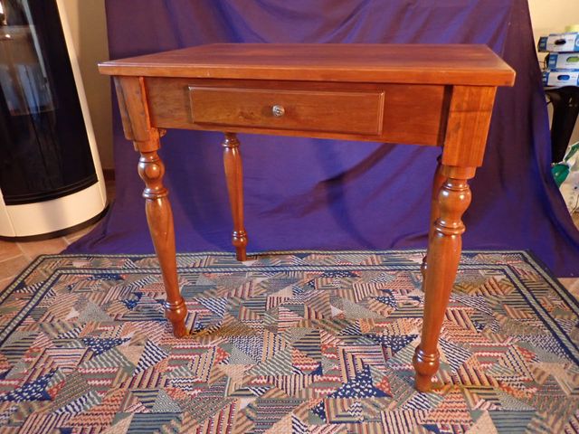 Elegante tavolino in legno noce massello