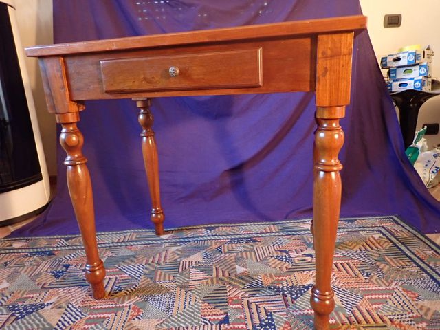 Elegante tavolino in legno noce massello