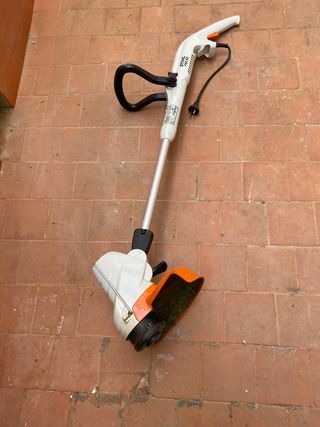 Corta bordes TIHL FSE52 con 20 m cable alargador.