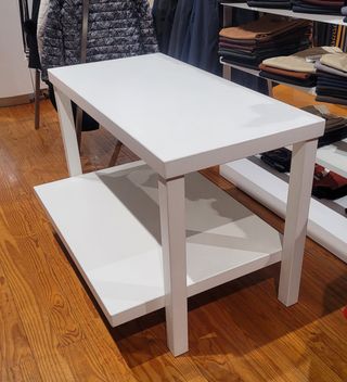 Expositor de apoio a loja, com base e prateleiras