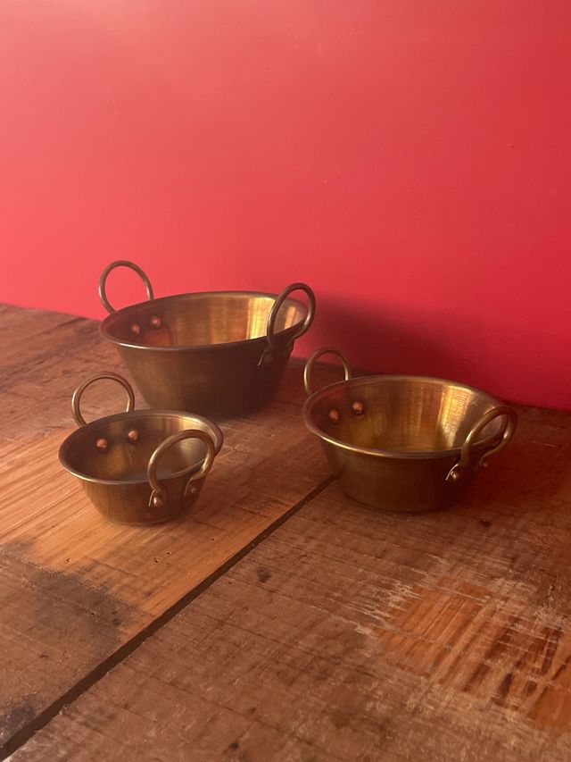 Pequeñas calderas metalicas decorativas
