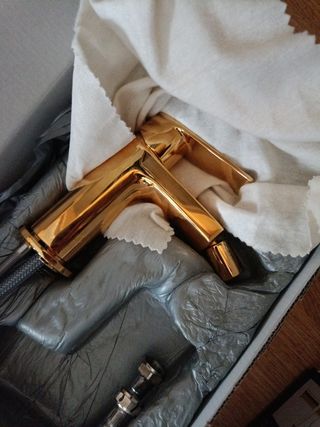 Grifo de bidet marca tres, dorado brillo