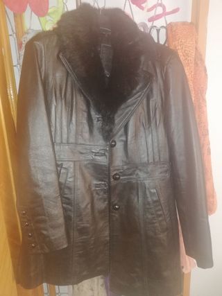 abrigo negro de piel 