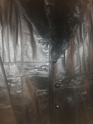 abrigo negro de piel 