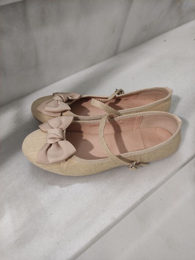 zapatos beige niña Núm 37.