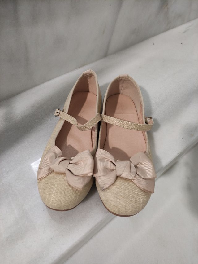zapatos beige niña Núm 37.