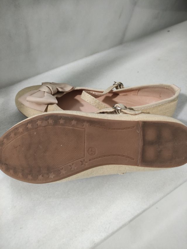 zapatos beige niña Núm 37.