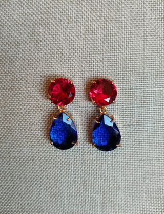 Pendientes rojos y azules