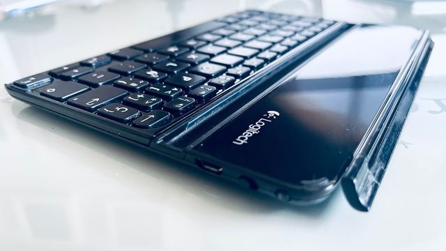 Teclado inalámbrico Logitech.
