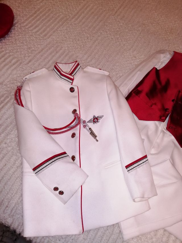 Traje de comunión rojo y blanco