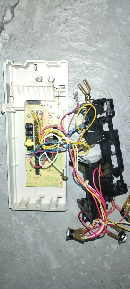 PIEZAS MICROONDAS ARTRON MODELO AG823HKF