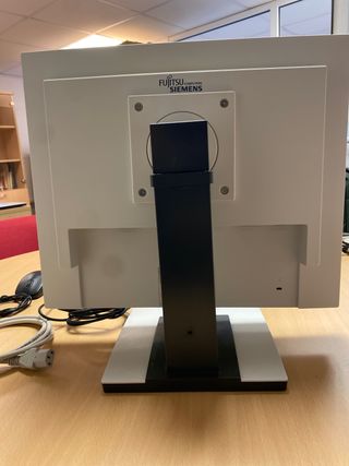 MONITOR FUJITSU 19" CON TECLADO Y RATÓN