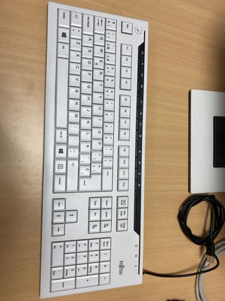 MONITOR FUJITSU 19" CON TECLADO Y RATÓN