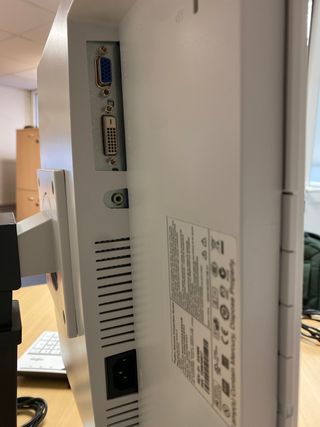 MONITOR FUJITSU 19" CON TECLADO Y RATÓN