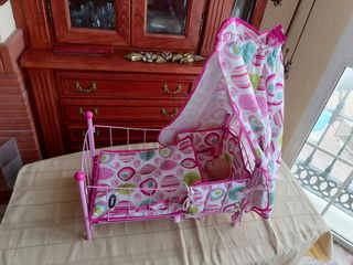 una cama para muñecas con una muñeca 