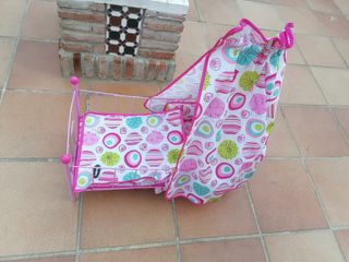 una cama para muñecas con una muñeca 