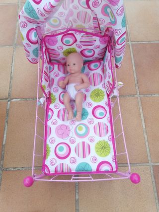 una cama para muñecas con una muñeca 