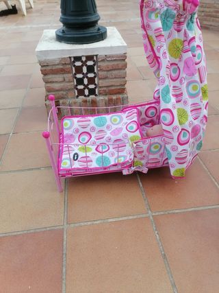 una cama para muñecas con una muñeca 
