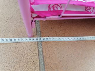 una cama para muñecas con una muñeca 