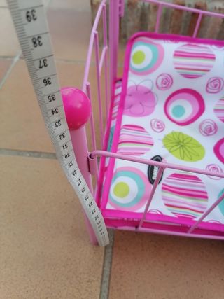 una cama para muñecas con una muñeca 