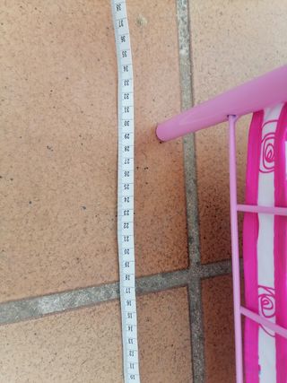una cama para muñecas con una muñeca 