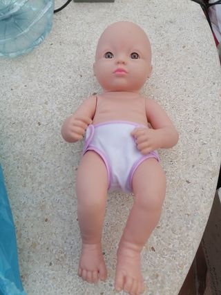 una cama para muñecas con una muñeca 