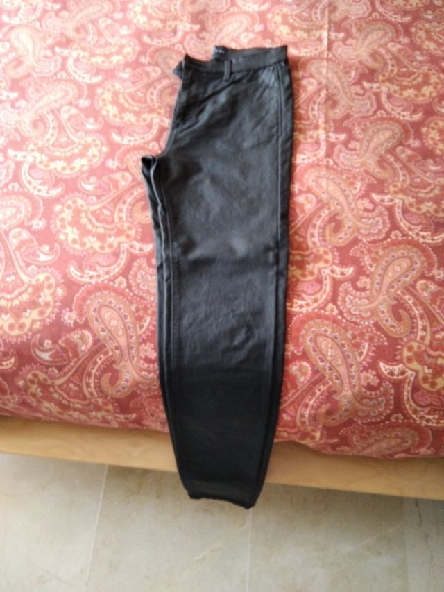 Pantalón largo color negro símil piel