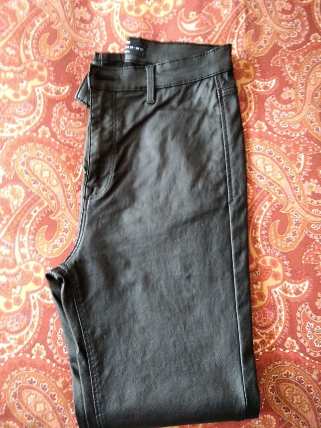 Pantalón largo color negro símil piel