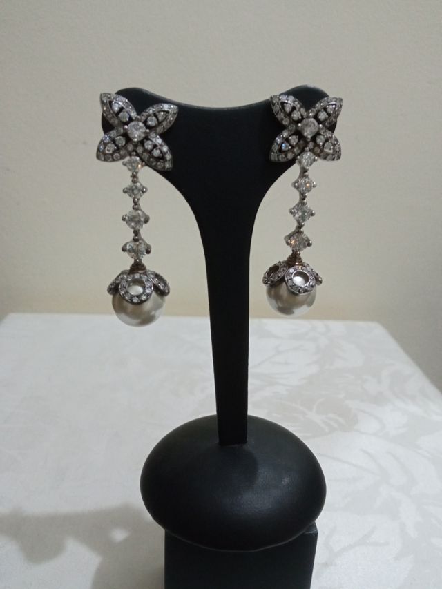 Orecchini di argento con perle e zirconi nuovi