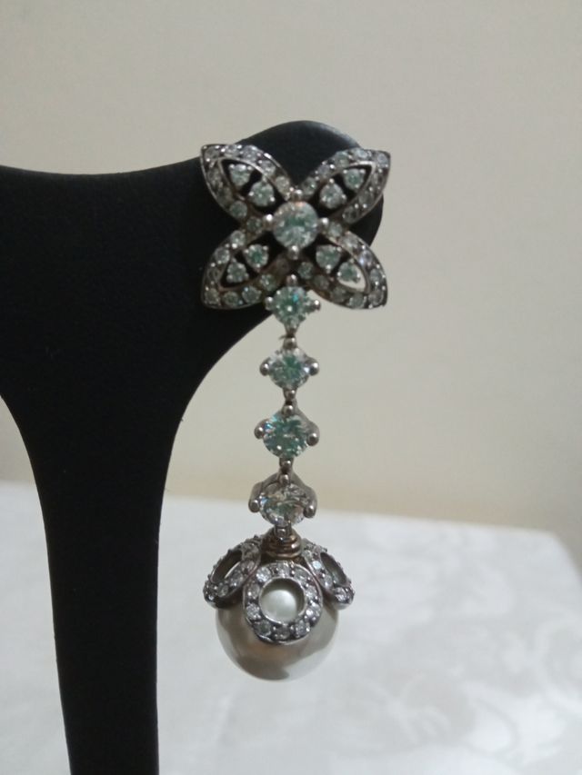 Orecchini di argento con perle e zirconi nuovi