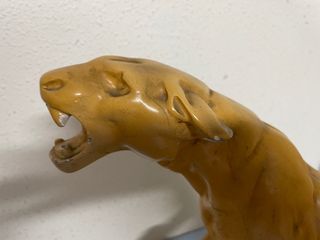 Escultura de leona herida