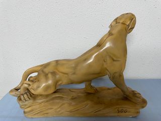 Escultura de leona herida