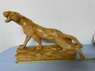 Escultura de leona herida