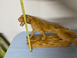 Escultura de leona herida