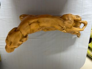 Escultura de leona herida