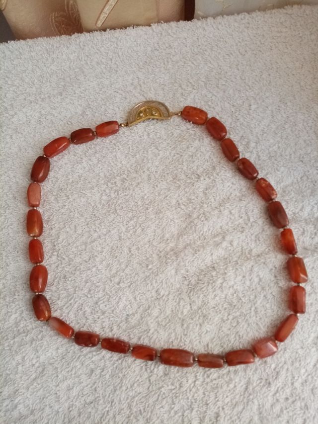 collana vintage con pietre marrone