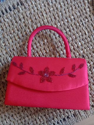 Bolso rojo de fiesta.