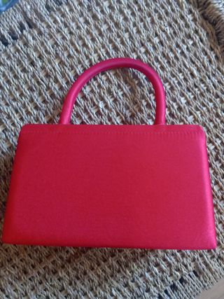 Bolso rojo de fiesta.