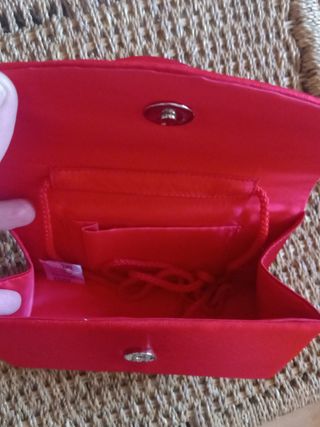 Bolso rojo de fiesta.