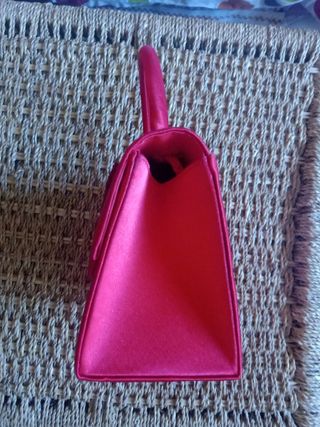 Bolso rojo de fiesta.