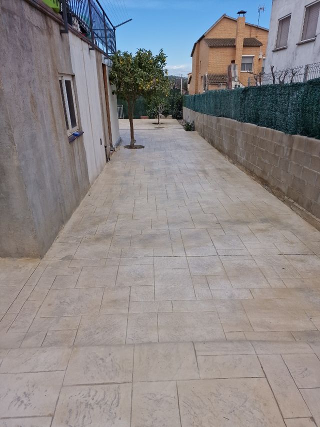 Fachada y hormigón impreso